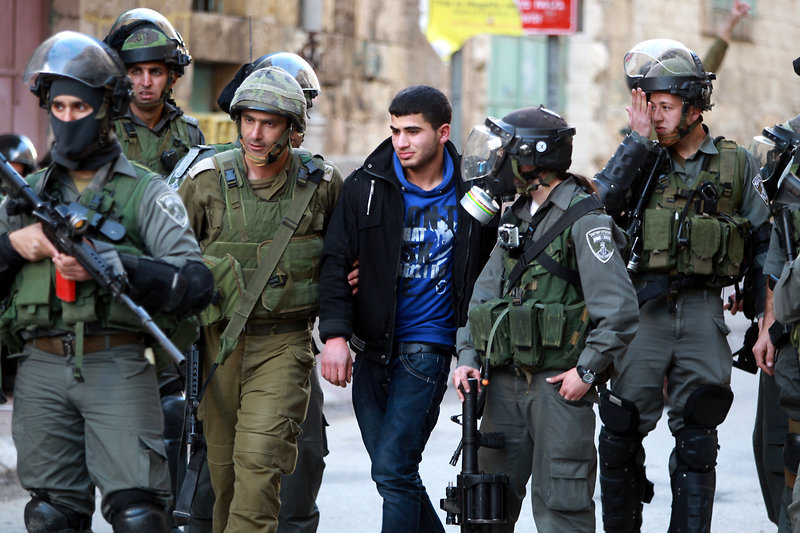 قوات الاحتلال تعتقل 14 فلسطينيا في "الضفة الغربية"