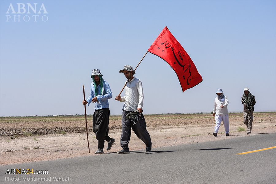 تقرير مصور/ زوار الامام الرضا (ع) في طريقهم مشياً على الاقدام يقصدون حرمه الطاهر