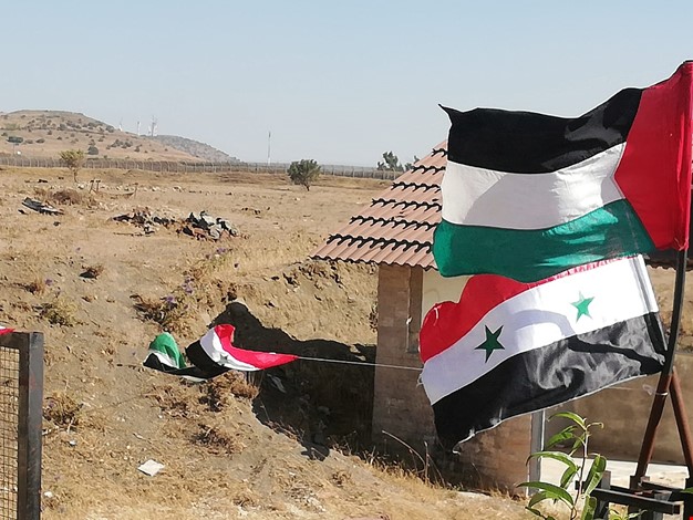 الجيش السوري يرفع العلم على الشريط الفاصل مع الجولان المحتل