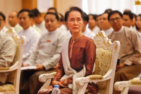 ၀န္ႀကီးမ်ားကို ပညာျပလိုသည့္ ၀န္ထမ္းအခ်ိဳ႕ရွိဟု ေဒၚေအာင္ဆန္းစုၾကည္ေျပာ ၀န္ထမ္းမ်ားကို ျပည္သူကယံုၾကည္လွ်င္ အစိုးရေျပာင္းလည္း လူထု၏