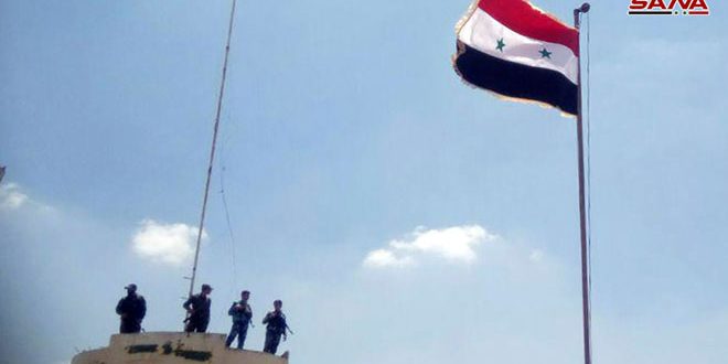 Le drapeau national flotte au-dessus de la localité de Mseifra