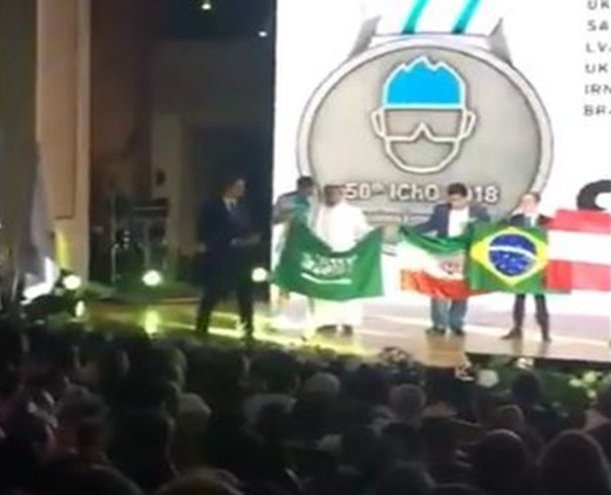 شاب سعودي يبتعد عن العلم الاسرائيلي ويصطف بجانب العلم الايراني + (فيديو)