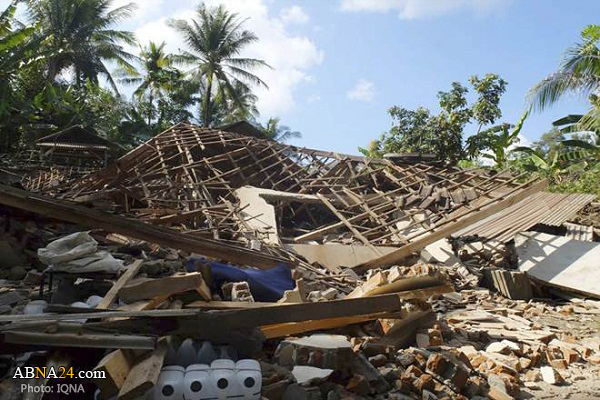 Indonesia earthquake buries worshipers in mosque