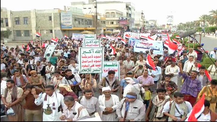 مسيرة حاشدة في الحديدة تحت شعار "جرائمكم لن تمر ودماؤنا ستنتصر"