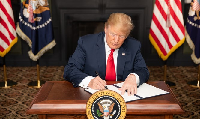 Trump Firma Orden de Sanciones Ilegales contra Irán 