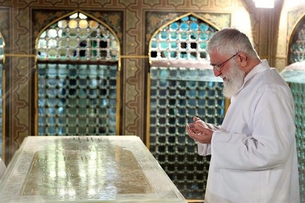 رہبر انقلاب اسلامی کی موجودگي میں حضرت امام رضا (ع) کی قبر مطہر سے غبار صاف کرنے کی تقریب منعقد