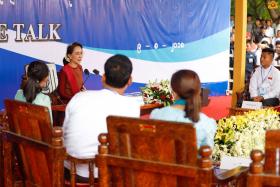  အစိုးရကုိခ်စ္လွ်င္ အစုိးရမမွန္မကန္ လုပ္ေနပါက မေထာက္ခံရန္ ေဒၚေအာင္ဆန္းစုၾကည္ေျပာ အစုိးရေဆာင္ရြက္သည့္ အလုပ္တိုင္းကို အျပစ္ရွာရန္ 