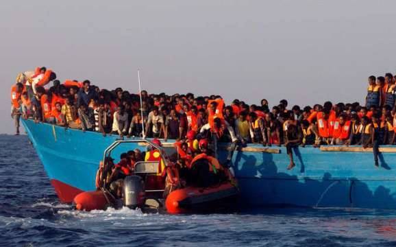 سفينة محملة باللاجئين تصل إلى ميناء في إسبانيا