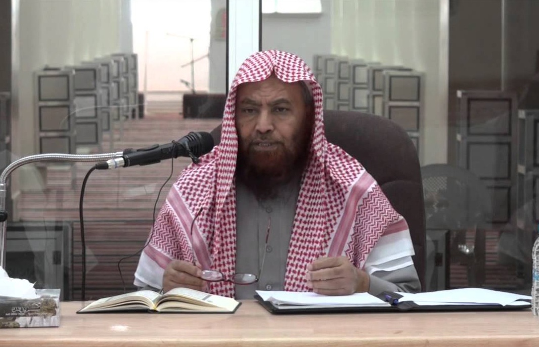 السعودية تداهم منزل عميد كلية القرآن الكريم وتعتقله مع أحد أبنائه