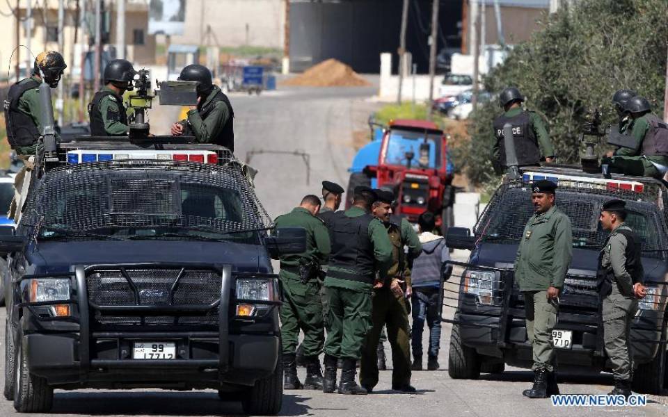 قوات الأمن تشتبك مع منفذي عملية الفحيص في مدينة السلط الأردنية