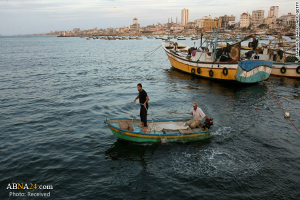 Israeli forces attacks, detains 5 Gaza fishermen