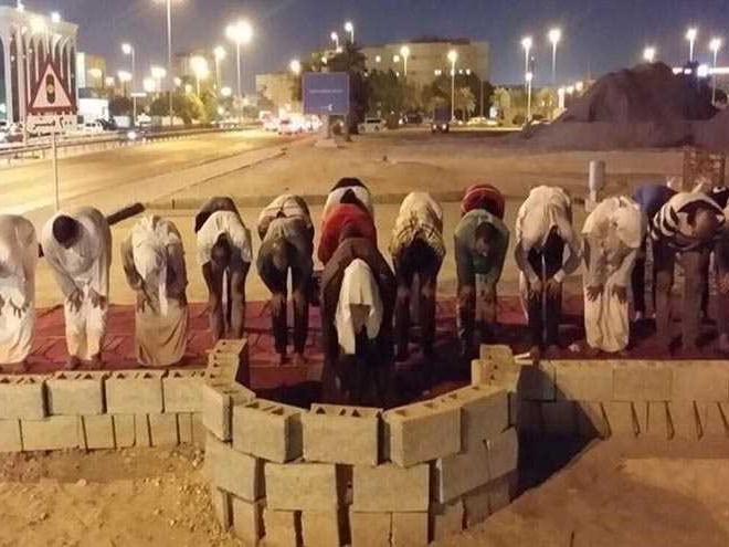 مواطنون يؤدّون صلاة العشائين في موقع "العلويّات" المُهدّم