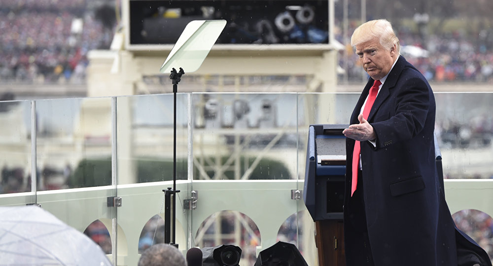 Ex-assessora de Trump revela detalhes chocantes sobre sua posse
