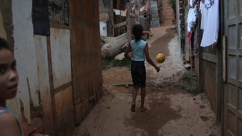 Seis em cada 10 crianças e adolescentes brasileiros vivem na pobreza