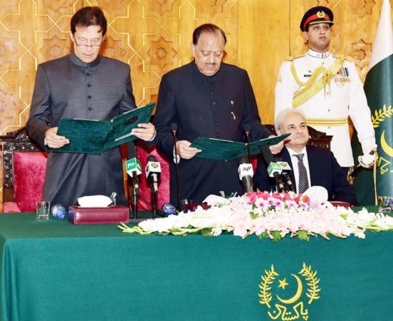 "عمران خان" يؤدي اليمين رئيسا لحكومة باكستان