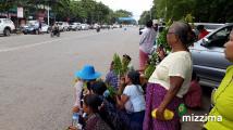 မံုရြာသို႔ သမၼတေရာက္ရိွေနစဥ္ လက္ပံေတာင္းေဒသခံမ်ား တိုင္ၾကားစာေပး