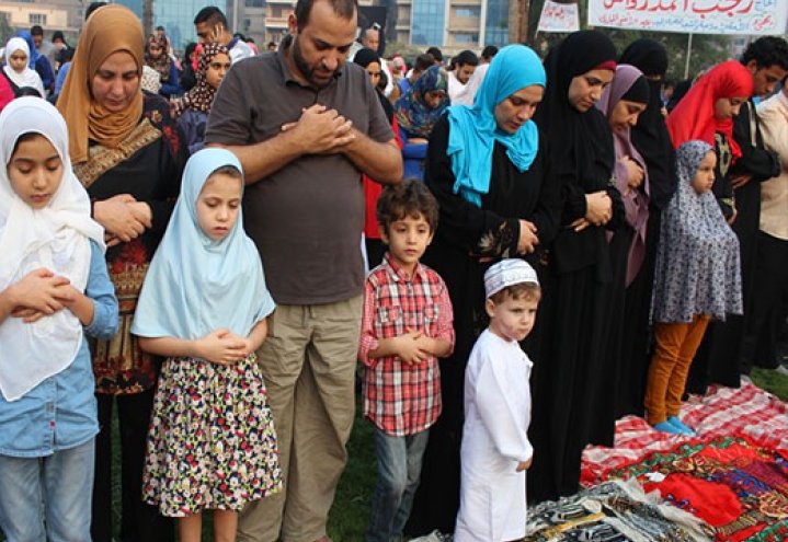 صلاة النساء بجانب الرجال بالعيد تثير جدلًا في مصر! 