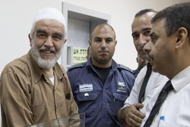 الاحتلال يمدد الاعتقال المنزلي للشيخ "رائد صلاح" 3 أشهر