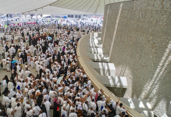 حجاج بيت الله يواصلون "رمي الجمرات" في ثاني أيام التشريق