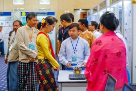  အလြယ္တကူဘြဲ႕ရေရးစနစ္ျဖစ္ေနသည့္ အေဝးသင္ပညာေရးကို စတင္ျပဳျပင္ေတာ့မည္ဟု ေဒၚေအာင္ဆန္းစုၾကည္ေျပာ ႏုိင္ငံအတြက္ အသံုးဝင္မည့္ သုေတသနမ်ာ