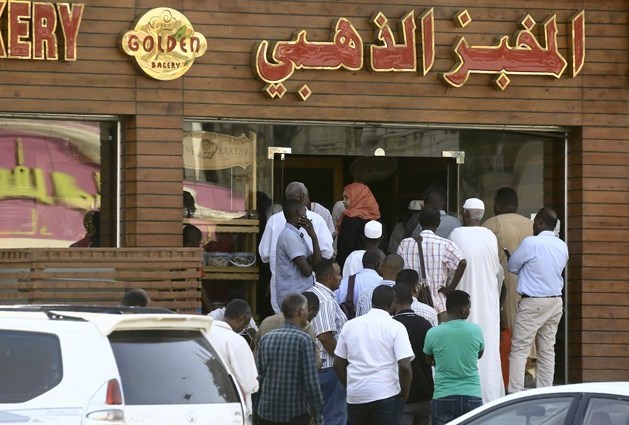 أزمة خبز في الخرطوم والسودانيون ينتظرون في طوابير لساعات
