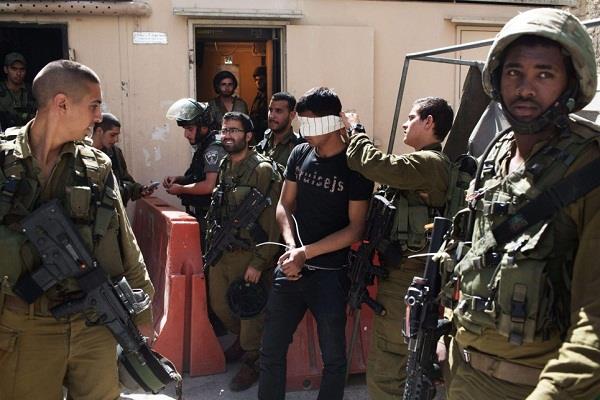 العدو الاسرائيلي ينفذ حملة اعتقالات بحق الفلسطينيين في الضفة الغربية المحتلة