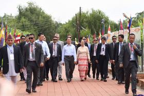 သမၼတဦး၀င္းျမင့္ နီေပါသမၼတႏွင့္ ၀န္ႀကီးခ်ဳပ္တို႔ကို သီးျခားစီေတြ႕ဆံု  သမၼတဦးဝင္းျမင့္ႏွင့္ဇနီး ေဒၚခ်ိဳခ်ိဳတို႔သည္ လုမၺိနီဥယ်ာဥ္