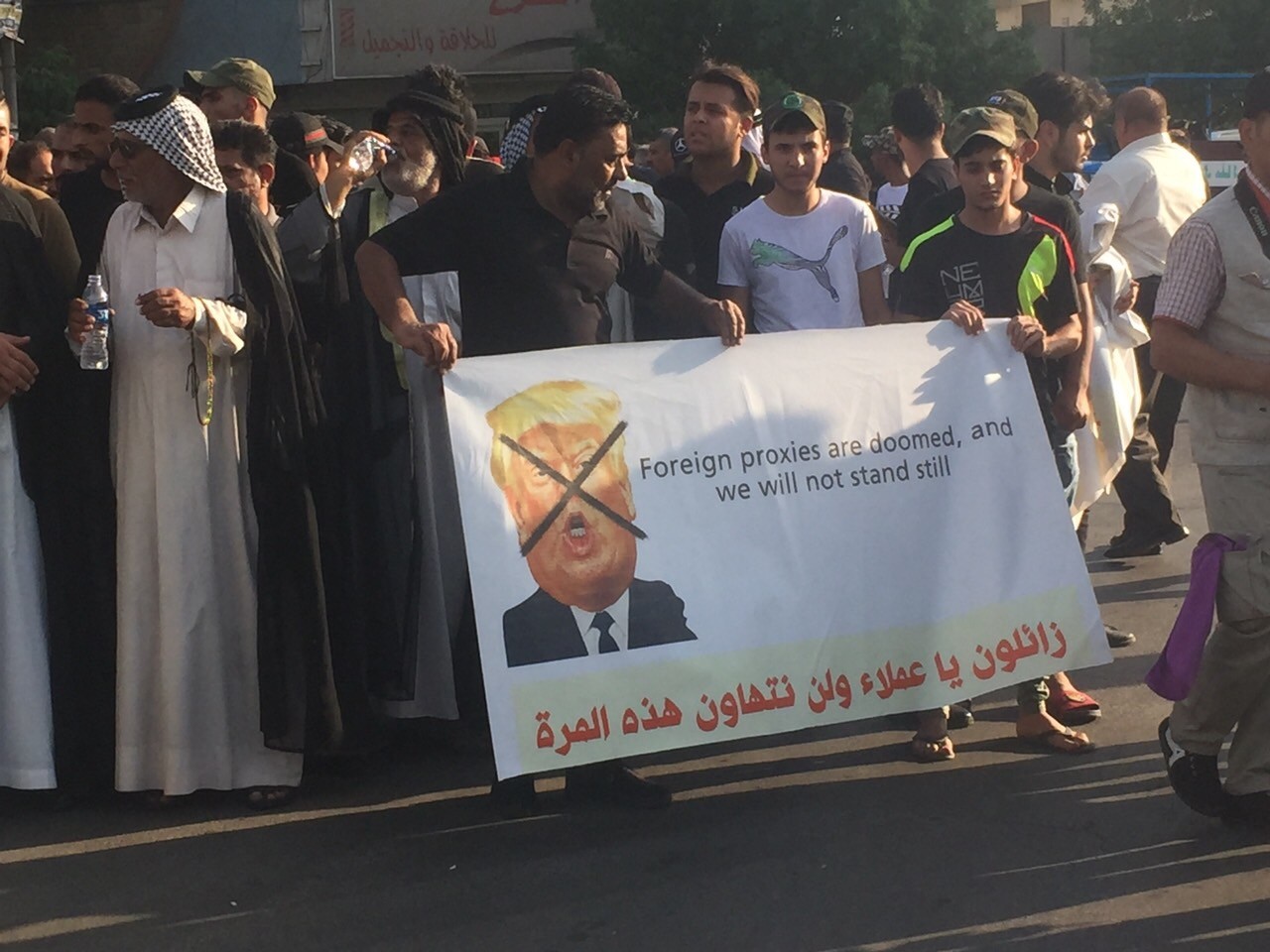 متظاهرون في بغداد: سفارة أمريكا بالعراق مصدر الإرهاب