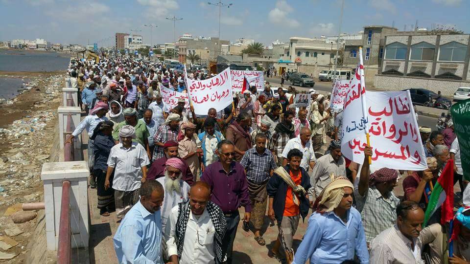 مظاهرات في 6 محافظات يمنية تطالب بإسقاط حكومة هادي وبرحيل العدوان