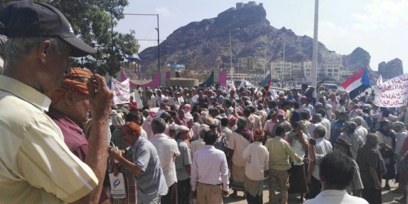 انهيار العملة وغلاء المعيشة يقودان لاحتجاجات في عدن اليمنية المحتلة