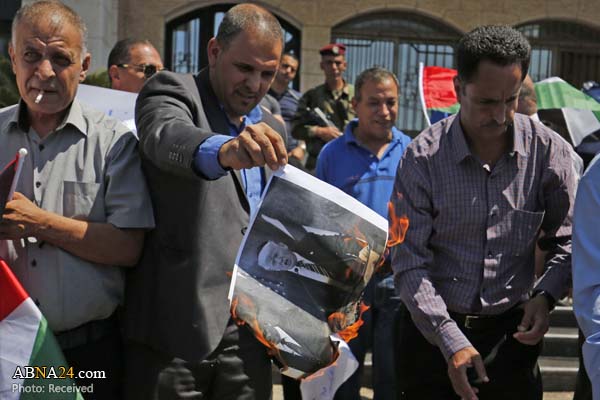 Palestinian protesters burn Trump photos / Pics