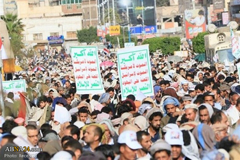 サウジ政権を非難する大規模な抗議集会を行うイエメンの人々