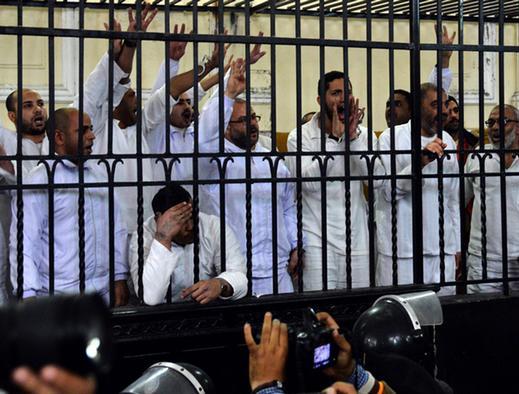 محكمة مصرية تقضي بإعدام 75 متهما بينهم قيادات في الإخوان بقضية "رابعة"