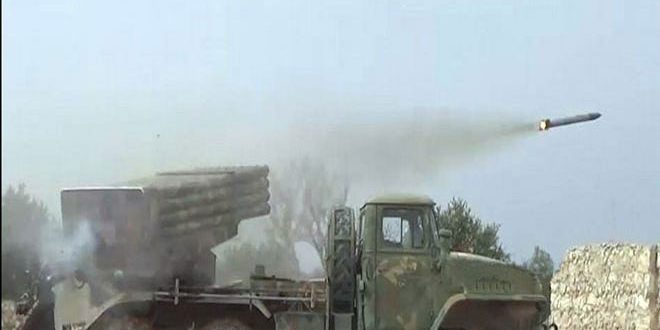 L’armée détruit un dépôt de munitions et des lance-roquettes des terroristes dans la banlieue de Hama