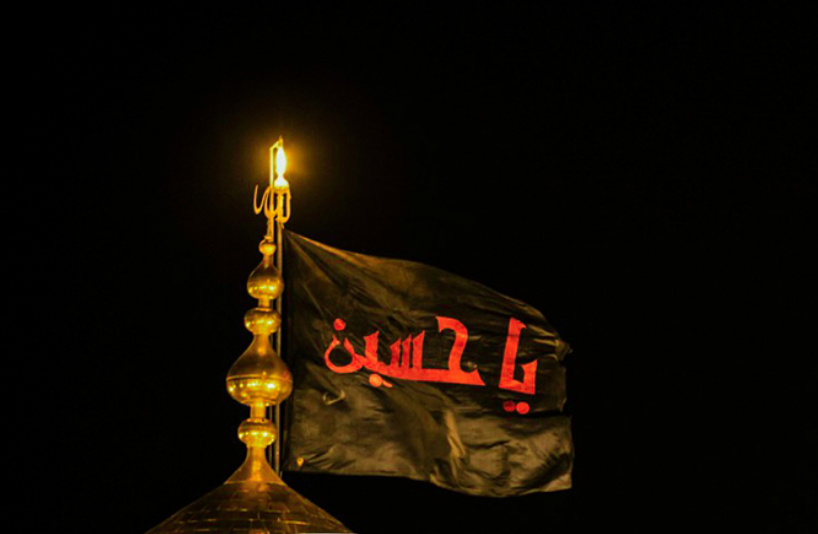 رفع راية الحزن السوداء على قبة مرقد الامام الحسين (ع) إيذانا ببدء شهر محرم