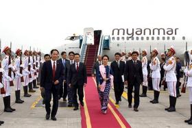 ေဒၚေအာင္ဆန္းစုၾကည္ ကမၻာ႔စီးပြားေရးဖိုရမ္တက္ရန္ ဗီယက္နမ္ေရာက္ရွိ
