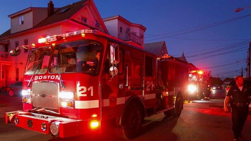Um morto e pelo menos dez feridos em explosões de gás a norte de Boston