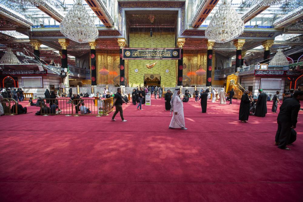 تقرير مصور/ فَرْش صحن أبي الفضل العباس (ع) بأكثر من (10.000) آلاف مترٍ مربّع من البساط الأحمر 