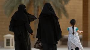 Saudi-Arabien: Mann frühstückt gemeinsam mit Frau und wird festgenommen 