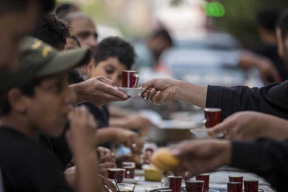 تقرير مصور/ مواكبُ الخدمة الحسينيّة تقدم الخدمات لزوار الامام الحسين (ع) في كربلاء المقدسة