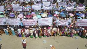  TNLA ဖမ္းထားေသာ နန္းမိုဟြမ္ကို အျမန္ဆံုးလႊတ္ေပးေရး နမ့္ခမ္းၿမိဳ႕ခံေထာင္ခ်ီဆႏၵထုတ္ေဖာ္ လက္နက္ကိုင္အဖြဲ႕မ်ား လူထုကို အႏိုင္က်င့္ျ