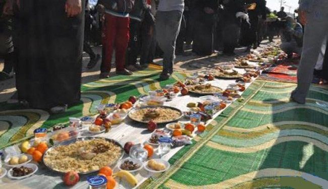 موكب حسيني وسط كربلاء يقدم "أطول طبق مقبلات" في العالم+(صور)