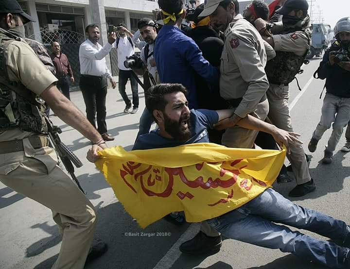 تقرير مصور/ السلطات الكشميرية تعتدي على المشاركين في مسيرات بذكرى شهادة الامام الحسين (ع)