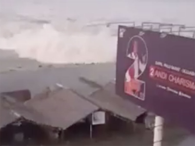 Sukarelawan Kebumi Mayat Korban Tsunami Dalam Liang Kubur Besar Sukarelawan Kebumi Mayat Korban Tsunami Dalam Liang Kubur Besar