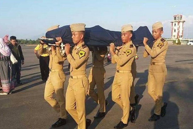 شاب إندونيسي ينقذ مئات المسافرين من موت محقق