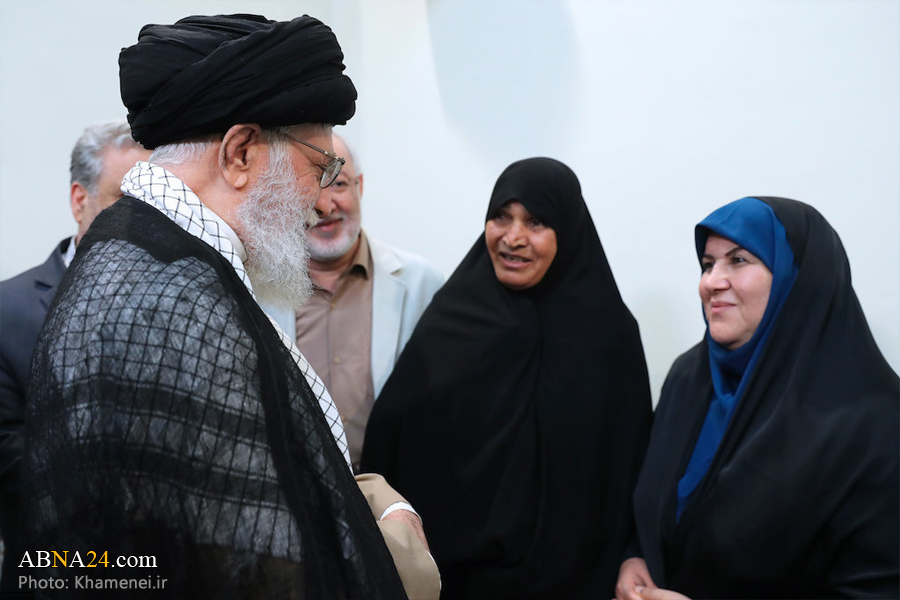 إزاحة الستار عن تقريظ الإمام الخامنئي على كتاب "فرنكيس" مذكّرات السيّدة المضحّية حيدربور