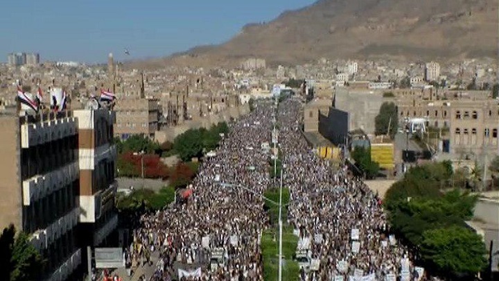 جماهير حاشدة تشارك في مسيرات واسعة تحت شعار"ثورة ضد تحالف الإجرام والتجويع"