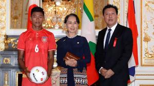 ႏိုင္ငံေတာ္အတိုင္ပင္ခံပုဂၢိဳလ္ႏွင့္ ဂ်ပန္ဝန္ႀကီးခ်ဳပ္တို႔ ယူ ၁၇ ေဘာလံုးသမားမ်ားႏွင့္ေတြ႔ဆံု