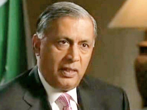 پاکستان کے سابق وزیراعظم کے ناقابلِ ضمانت وارنٹ گرفتاری جاری