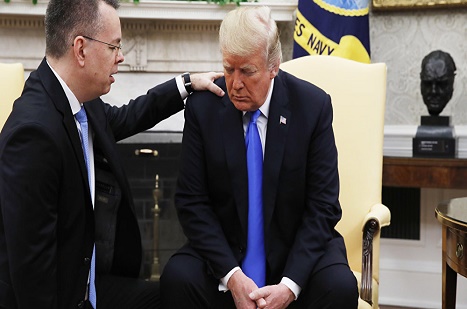 Trump, Brunson'ı Oval Ofis'te ağırladı: Türkiye ile sıkıntılı ilişkiler vardı, eskiye döneceğiz